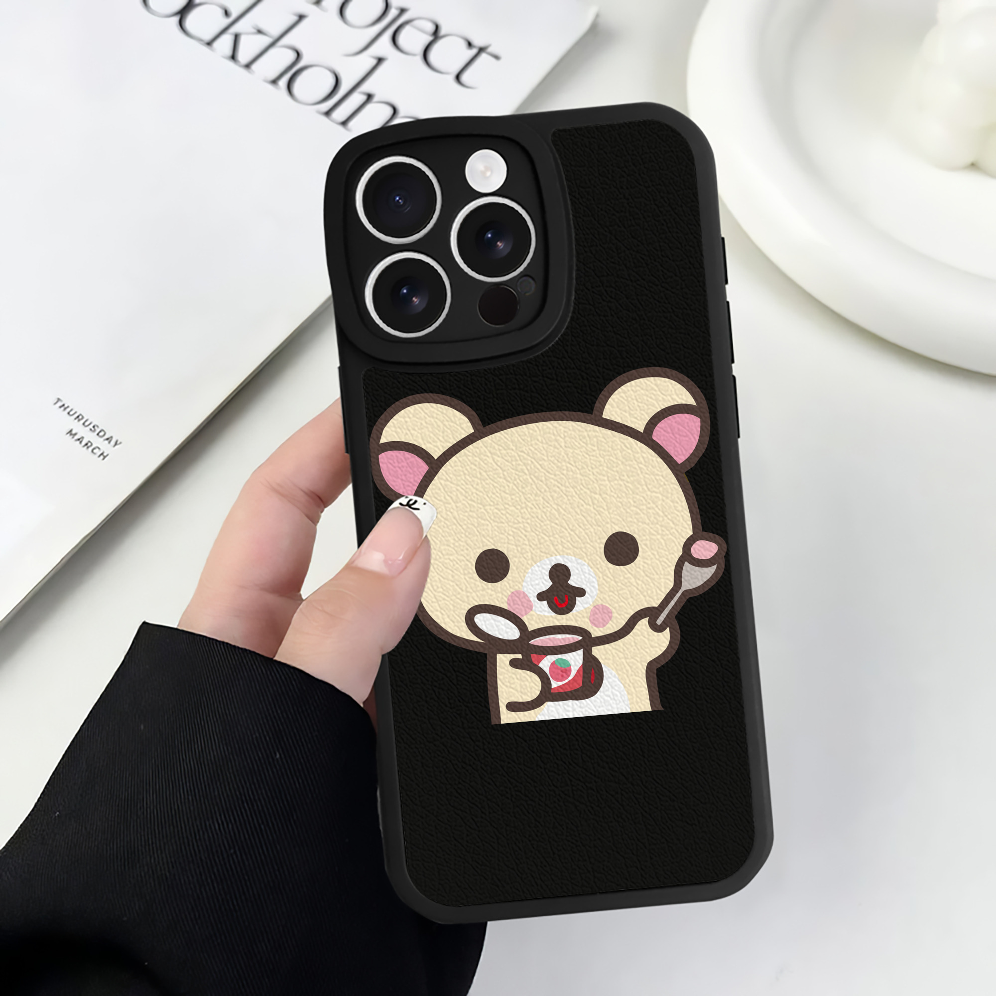 （画像用） リラックマ リラックマ キイロイトリ Rilakkuma Korilakkuma Kiiroitori 【iPhone 16シリーズ対応】シリコンスマホケース（レザー調） 材質：シリコン